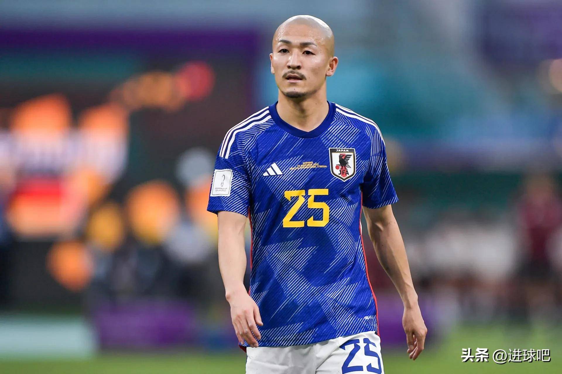 包含日本球队战胜乌拉圭，球员斗志昂扬的词条