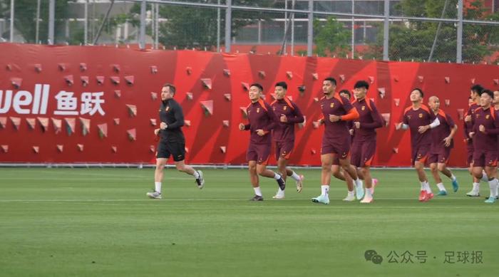关于足球风暴迅速来袭，狂热氛围满溢球场的信息
